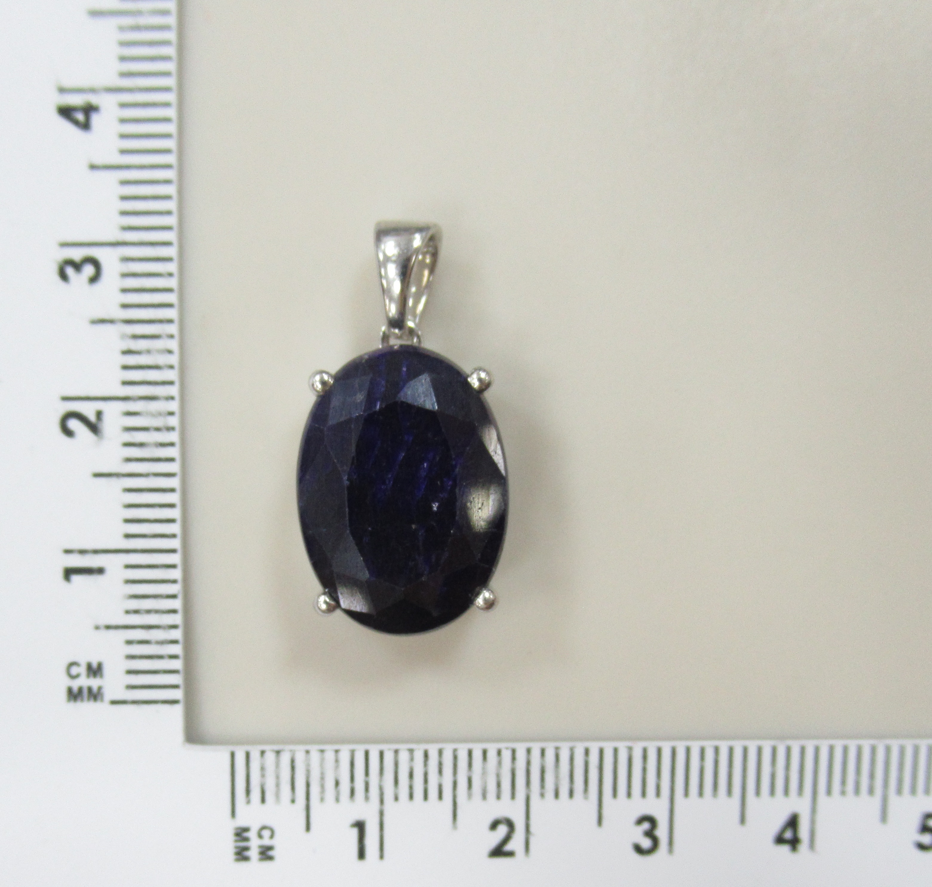 Серебряная подвеска с корундом